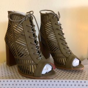 Women’s lace up peep shoe